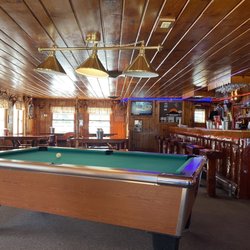 Jack Pine Lodge - The warm and inviting bar