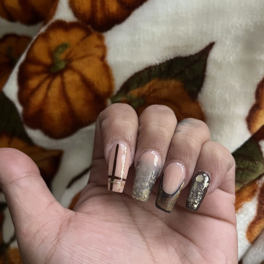 Bella Nails & Spa - The middle finger doesn't show the glitter at all like I said - Nail Salons Near Me - Tracy, California Bella Nails & Spa - The middle finger doesn't show the glitter at all like I said - Nail Salons Near Me - Tracy, California