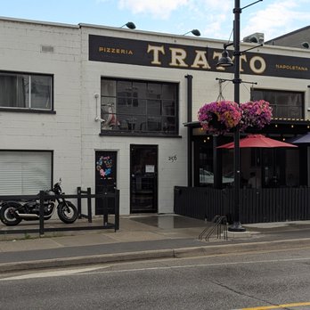 Pizzeria Tratto Napoletana - Restaurant exterior with ourdoor patio seating - Pizza Near Me - Penticton, British Columbia Pizzeria Tratto Napoletana - Restaurant exterior with ourdoor patio seating - Pizza Near Me - Penticton, British Columbia