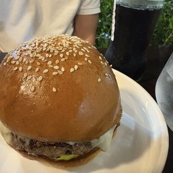 Le Rond Burgers - Caracas Bakery Bun - Burgers Near Me - Miami Beach, Florida