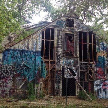 Murphy Ranch Trail - The barn... Creepy. You can also go inside and be even more creeped out. - Hiking Near Me