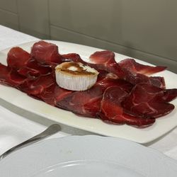 Restaurante Arbichera - Iberian ham and grilled goat cheese.