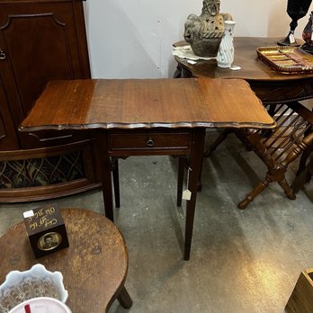 Lone Star Antiques - Another cute little table but more than I wanted to spend. I think it was 245? Or close to that. - Antiques Near Me - Haltom City, Texas