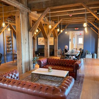 Flaneur Wines - Comfy leather couches - Wine Tasting Room Near Me - Carlton, Oregon