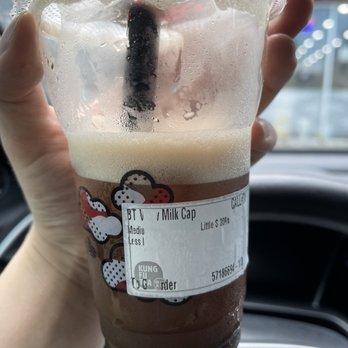 Kung Fu Tea - Supposedly a milk cap... The white layer on top is more of a foam from the shaking process, not the creamy milk cap. - Bubble Tea Near Me - Davie, Florida