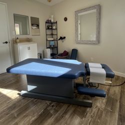Sunlit & cheerful adjustment room