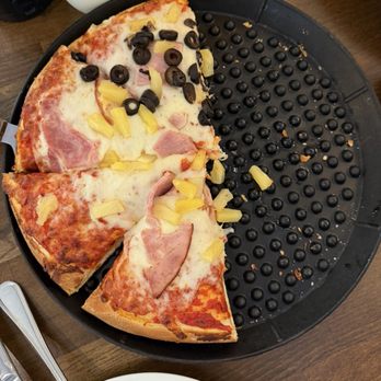 Chauncey's Pizza & Bar - Hawaiian pizza with olives added - Pizza Near Me - Solana Beach, California Chauncey's Pizza & Bar - Hawaiian pizza with olives added - Pizza Near Me - Solana Beach, California