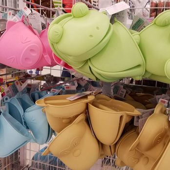 Daiso - Funny animal silicone heat gloves, poor things! - Department Stores Near Me - Bellevue, Washington