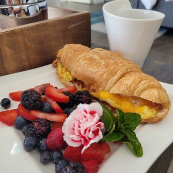 The New Inn - Breakfast in bed (gourmet hot breakfast weekends only). - Hotels Near Me - Temecula, California