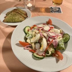 Restaurant La Pergola - The garlic, toast and Italian salad are amazing!
