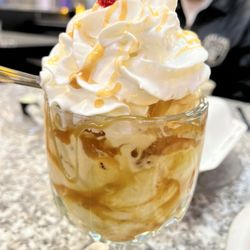 The Original Mels - Pecan pralines sundae