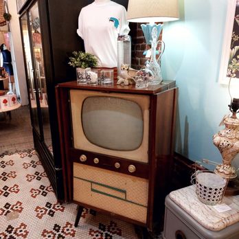 Sidecar Market and Bar - an old television and a lamp - Beer, Wine & Spirits Near Me - Deland, Florida Sidecar Market and Bar - an old television and a lamp - Beer, Wine & Spirits Near Me - Deland, Florida