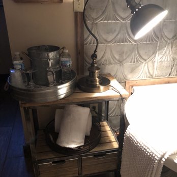 Maxwell Mansion - Bath side amenities. Carriage house 13. - Hotels Near Me - Lake Geneva, Wisconsin