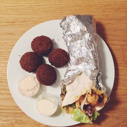 Liban Cuisine - Wrap med shish taouk og falafler med hvidløg-tahin-dressing og creme-fraiche-purløgs-dressing.