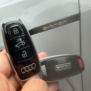 Lockology Locksmith - 2023 Audi e-tron spate OEM key fob programmed - Keys & Locksmiths Near Me - Oakland, California Lockology Locksmith - 2023 Audi e-tron spate OEM key fob programmed - Keys & Locksmiths Near Me - Oakland, California