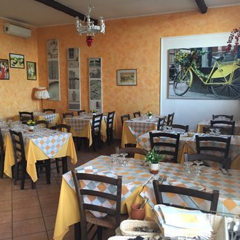Trattoria Le Romane - Inside the restaurant - Italian Near Me - Fiumicino, RM