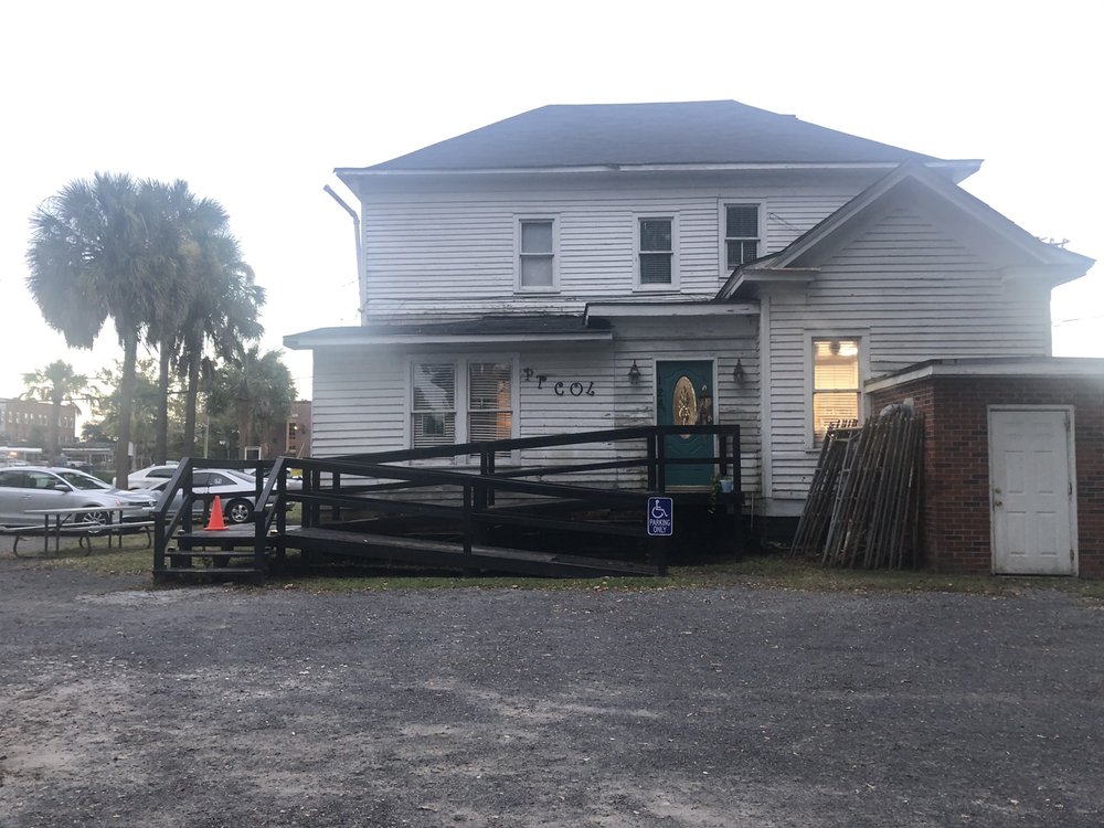 Personal Touch Beauty & Barber Logo