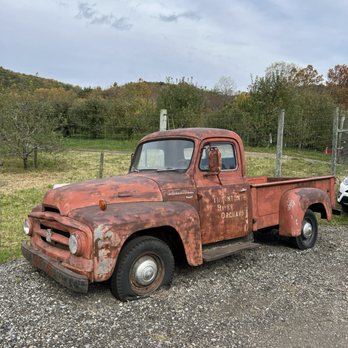 Thornton River Orchard - Old farm truck - Fruits & Veggies Near Me - Sperryville, Virginia Thornton River Orchard - Old farm truck - Fruits & Veggies Near Me - Sperryville, Virginia