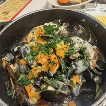 Brasserie Lipp Restaurant - Large pot of mussels - Brasseries Near Me - Geneva, GE Brasserie Lipp Restaurant - Large pot of mussels - Brasseries Near Me - Geneva, GE