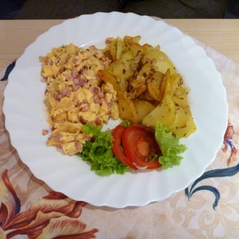 Gutshof Colmberg - Rührei mit Bratkartoffeln - German Near Me - Colmberg, BY
