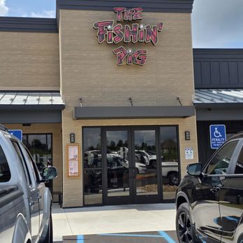 The Fishin' Pig - The entrance to the restaurant. - Seafood Near Me - Daleville, Virginia