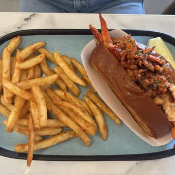 The Dive Oyster Bar - LOBSTER ROLL - Cajun/Creole Near Me - Yorba Linda, California The Dive Oyster Bar - LOBSTER ROLL - Cajun/Creole Near Me - Yorba Linda, California