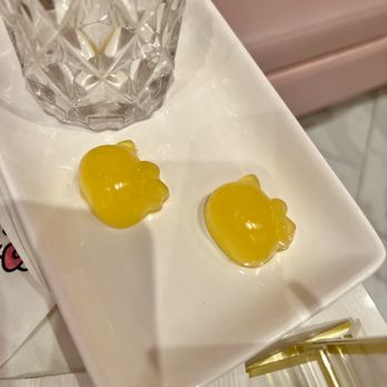 Hello Kitty Cafe - Lemon palette cleanser at the end - Cafes Near Me - Irvine, California