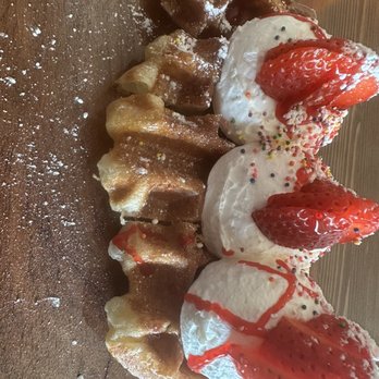 Corner Table - STRAWBERRY CROFFLE - Breakfast & Brunch Near Me - Redwood City, California