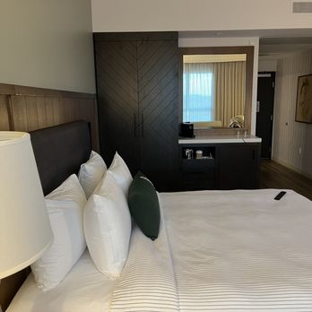 Cambria Hotel Templeton - Cambria Hotel Templeton: King bed room - Hotels Near Me - Templeton, California