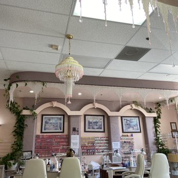 Gorgeous Spa - Pretty pink princess palace - Nail Salons Near Me - Bakersfield, California