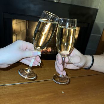 LaConner Channel Lodge - Fireplace - Hotels Near Me - La Conner, Washington