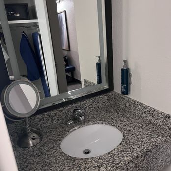 DoubleTree by Hilton Raleigh Midtown - Hotels Near Me - Raleigh, North Carolina