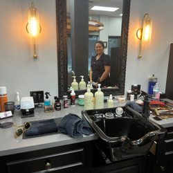 Churchill's Barber Shop - Station super professional