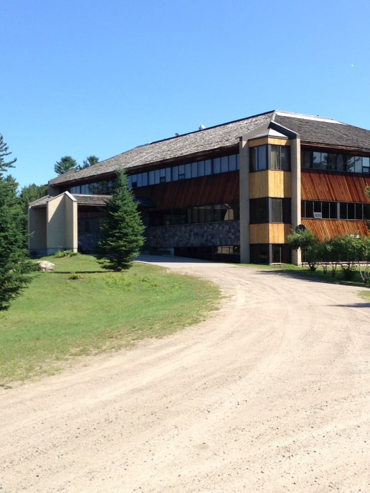 WHITE PINE SHORES RESORT 4727 Elephant Lake Road, Highland Grove