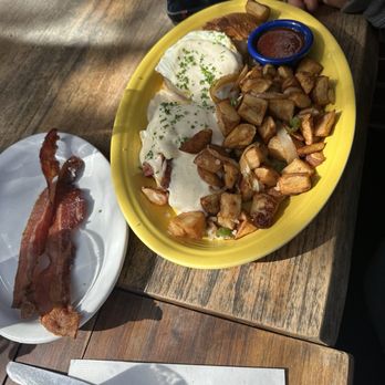 Tower Cafe - Famous French Toast - Breakfast & Brunch Near Me - Sacramento, California