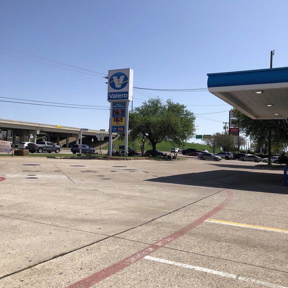 Hall's Fine Wines & Spirits - Outside - Beer, Wine & Spirits Near Me - Colleyville, Texas
