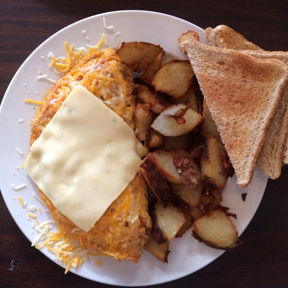 Dolli's Diner - Mexican omelette: chorizo, pepper Jack, cheddar, onions, jalapeños, tomatoes, breakfast potatoes, toast - Burgers Near Me - Nacogdoches, Texas
