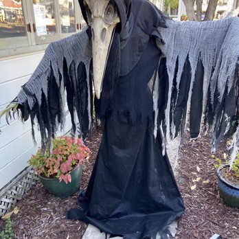 Raven's Reach Winery - Halloween greeter - Wine Tasting Room Near Me - Sutter Creek, California Raven's Reach Winery - Halloween greeter - Wine Tasting Room Near Me - Sutter Creek, California