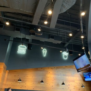 Shake Shack Pentagon City - The decor - Burgers Near Me - Arlington, Virginia