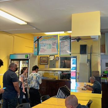 Max & Lucy's - Inside - New American Near Me - Honolulu, Hawaii