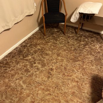 Dreamliner Motel - Dirty floors. Stained chair. - Hotels Near Me - Mankato, Kansas
