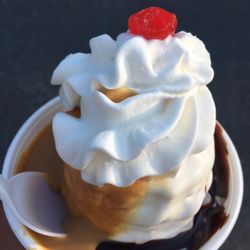 Roxberry Creamery - Hit fudge and peanut butter sundae. Yummo!!!!!!