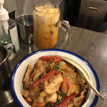 Der Krung - THAI ICE TEA and KEE MAO (Drunken Noodle) with pork - Thai Near Me - New York, New York