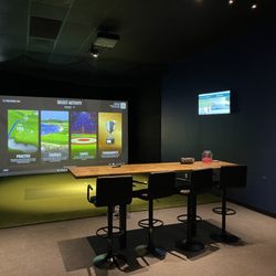 Divot Golf Club - Practice, play courses or challenge friends in some fun games!