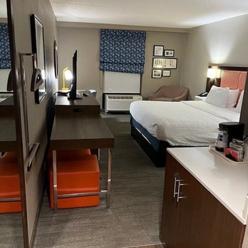 Hampton Inn Woodbridge - Room entrance - Hotels Near Me - Woodbridge, New Jersey