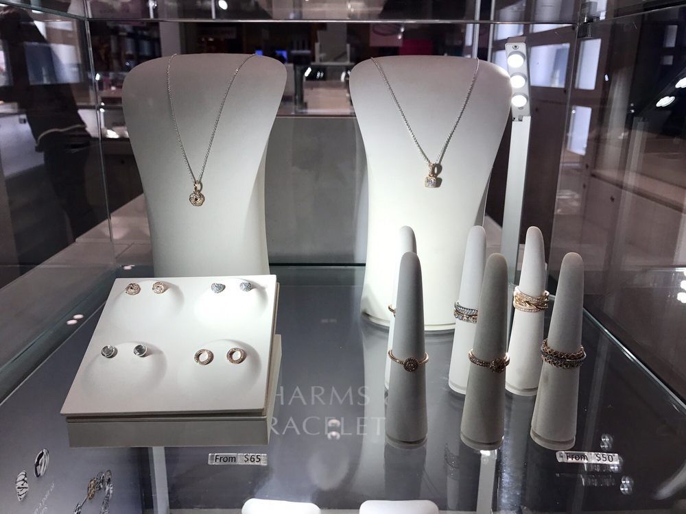 PANDORA LAKESIDE SHOPPING CENTER Updated September 2024 13 Photos 3301 Veterans Memoral