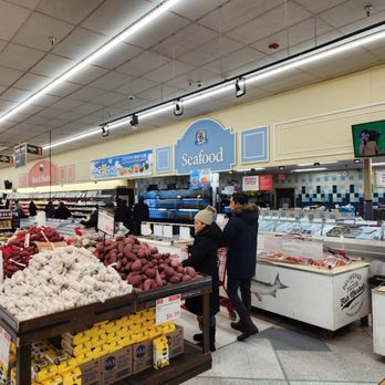 Hmart - people shopping in a grocery store - International Grocery Near Me - Gaithersburg, Maryland Hmart - people shopping in a grocery store - International Grocery Near Me - Gaithersburg, Maryland
