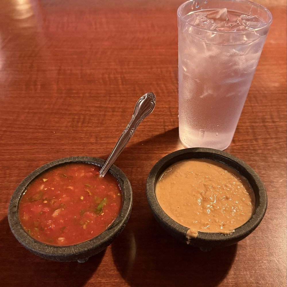 Agave Azul Cashmere - Dos salsas de tomate y frijoles. - Mexican Near Me - Cashmere, Washington Agave Azul Cashmere - Dos salsas de tomate y frijoles. - Mexican Near Me - Cashmere, Washington