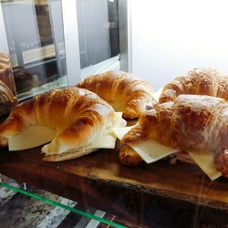 Café Nicolas - Medialuna con jamon y queso