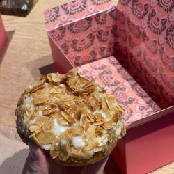 Brammibal's Donuts - Bienenstich donut